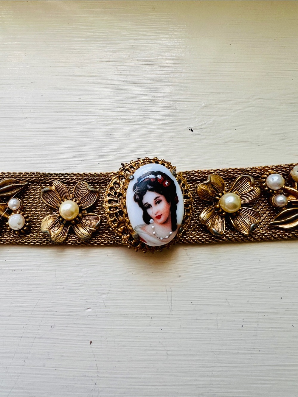 Vtg Signed FLORENZA Gold tone Pearl and hand painted portrait bracelet - Picture 5 of 9